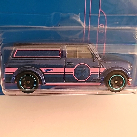 Hot Wheels 67 Austin Mini Van 2/5 - Picture 3 of 6